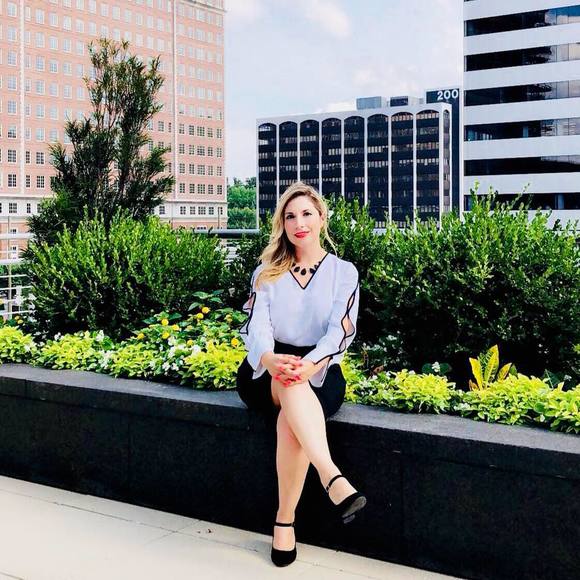 Meet your Posher, Claudia - Picture 1 of 1